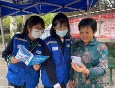 <b>“蓝马甲”志愿者正在进行时蓝狮平台</b>