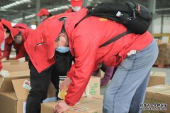 <b>首批“湘情关爱包蓝狮平台”发车</b>