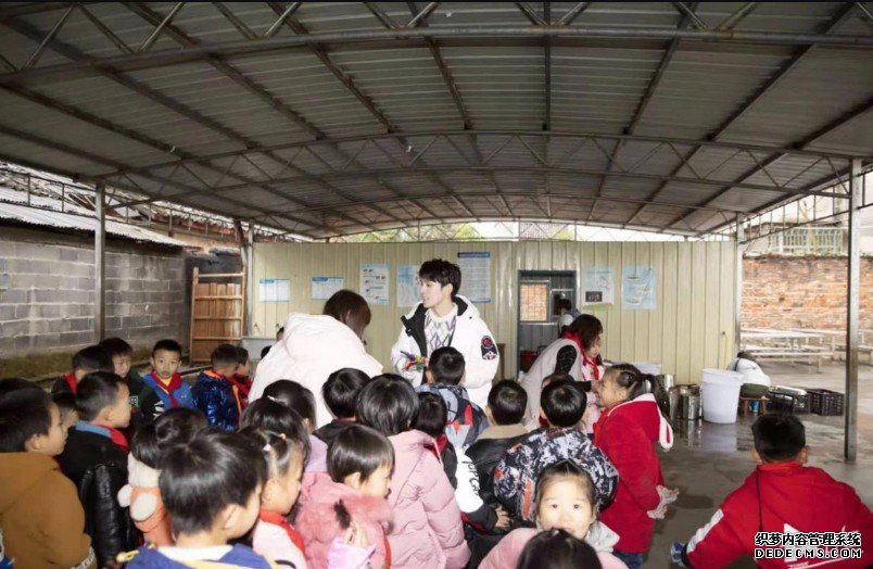 “初雪与你相遇蓝狮平台” ——李佳琦团队探访湖南四所待援建希望小学