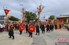 <b>福建石狮举办城隍文化节 复现“戚家军鸳鸯阵”</b>