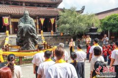 <b>纪念孔子诞辰2574周年 闽台青少年同祭拜</b>