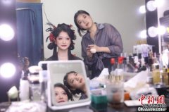 <b>汉服经济催生新职业 妆造师巧手演绎“穿”越古</b>